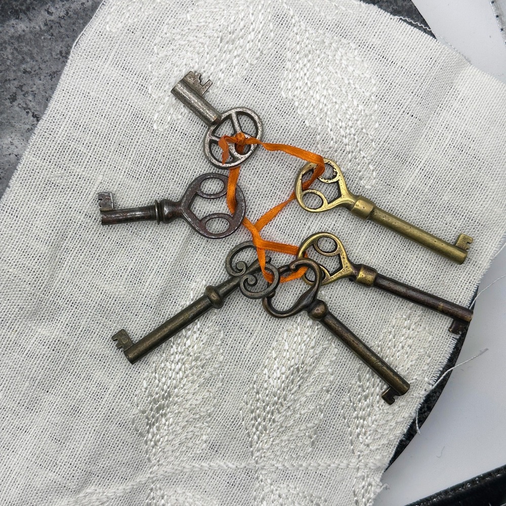 Lot of 11 Vintage Skeleton Keys Mixed Metal Rusty Brass Jewelry Craft Supply - Picture 3 of 5